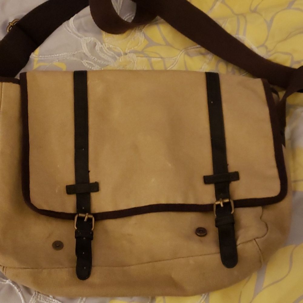 Messenger bag.
